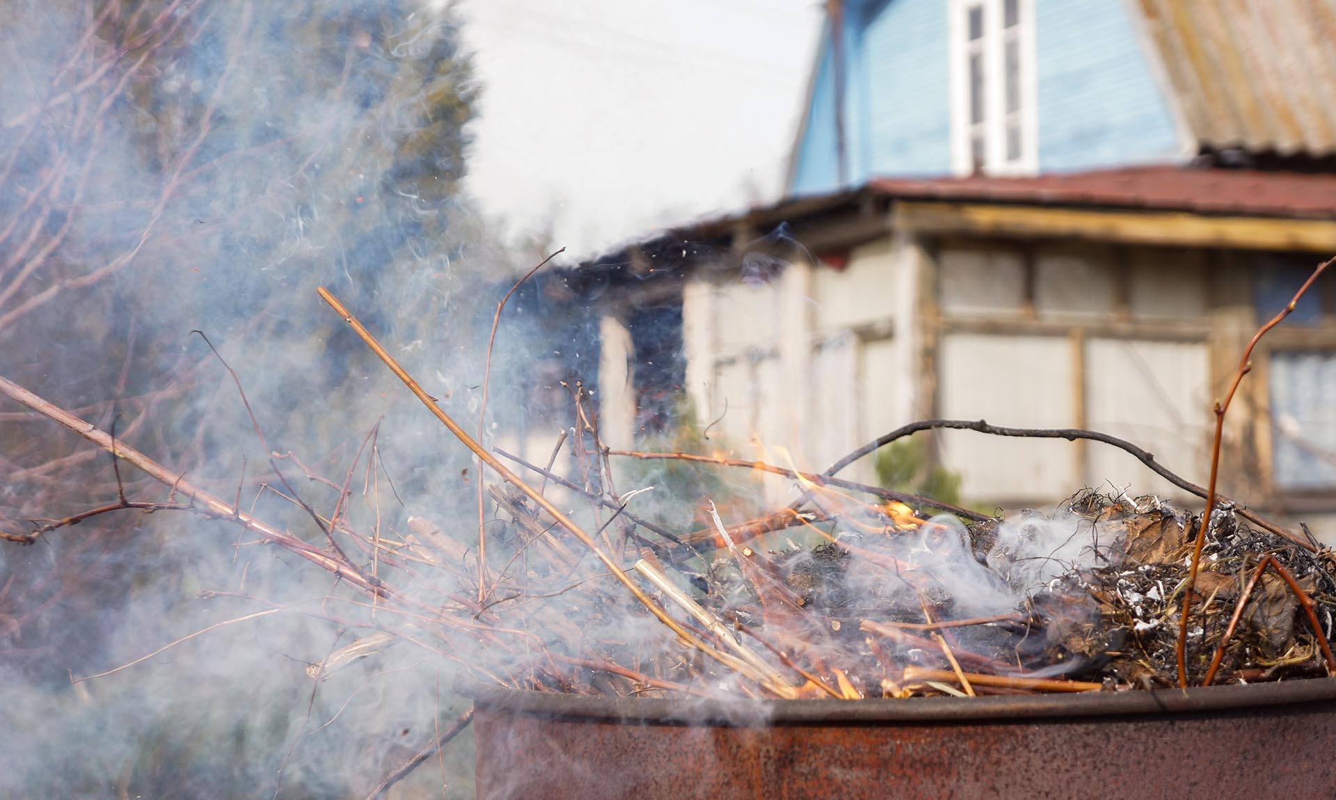 Как не допустить пожара при разведении костра на даче? | Объясняем.рф